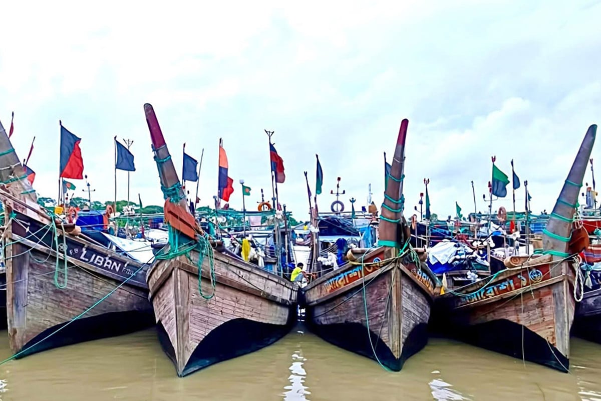 নিম্নচাপের প্রভাবে উত্তাল সাগর, নিরাপদে নোঙর করেছে বেশিরভাগ ট্রলার