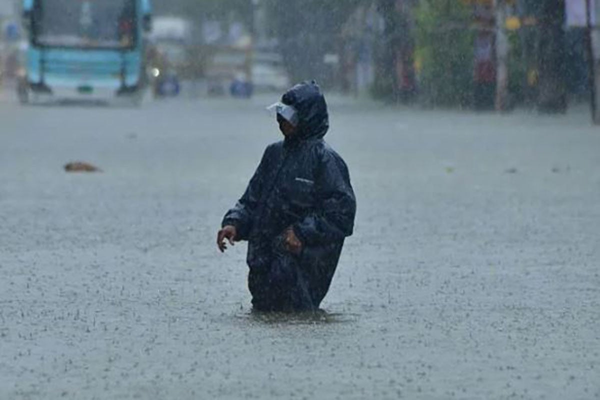 ভারী বর্ষণে অচল ভারতের বাণিজ্যিক রাজধানী মুম্বাই