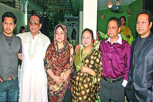 রাজ ছাড়া যেমন আছে লক্ষ্মীর সংসার