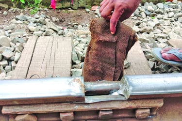 ভাঙা রেললাইনে ‘বস্তা গুঁজে’ চালানো হচ্ছে ট্রেন