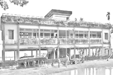নদীভাঙন ঝুঁকিতে স্কুল ভবন