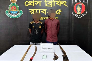 কক্সবাজারে র‍্যাবের অভিযানে দুই ক্যাডার অস্ত্রসহ গ্রেফতার