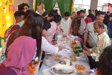 বর্ণাঢ্য ফুড ফেস্টিভ্যালে মাতলেন শিক্ষক-শিক্ষার্থীরা