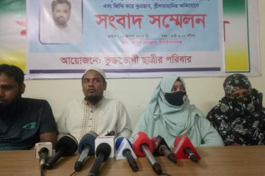 ছাত্রীর গোপন ছবি তুলে কুপ্রস্তাব দেওয়ার অভিযোগ কোচিং শিক্ষকের বিরুদ্ধে