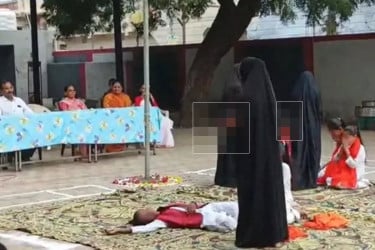 গুজরাটে বোরকা পরা ছাত্রীদের ‘সন্ত্রাসী’ হিসেবে দেখানো নিয়ে বিতর্ক