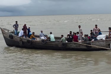 সমুদ্র বন্দরে ৩ নম্বর সতর্ক সংকেত, ভোলার ১০ রুটে নৌ চলাচল বন্ধ