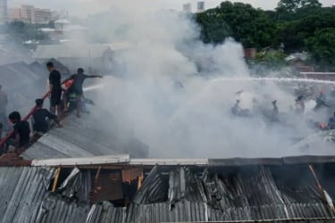 মহাখালীর সাততলা বস্তির আগুন নিয়ন্ত্রণে