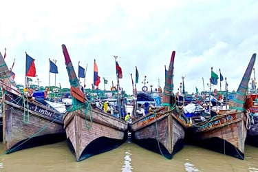 নিম্নচাপের প্রভাবে উত্তাল সাগর, নিরাপদে নোঙর করেছে বেশিরভাগ ট্রলার