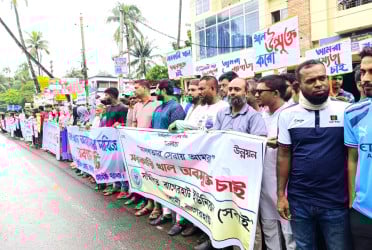 বাগেরহাটে সরকারি খাল অবমুক্ত করার দাবিতে মানববন্ধন