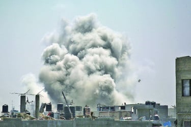 ইসরায়েলের ভয়াবহ হামলার পর একটি ভবন
