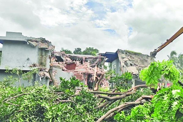 নসরুল হামিদের বাংলোবাড়ি গুঁড়িয়ে দিল প্রশাসন