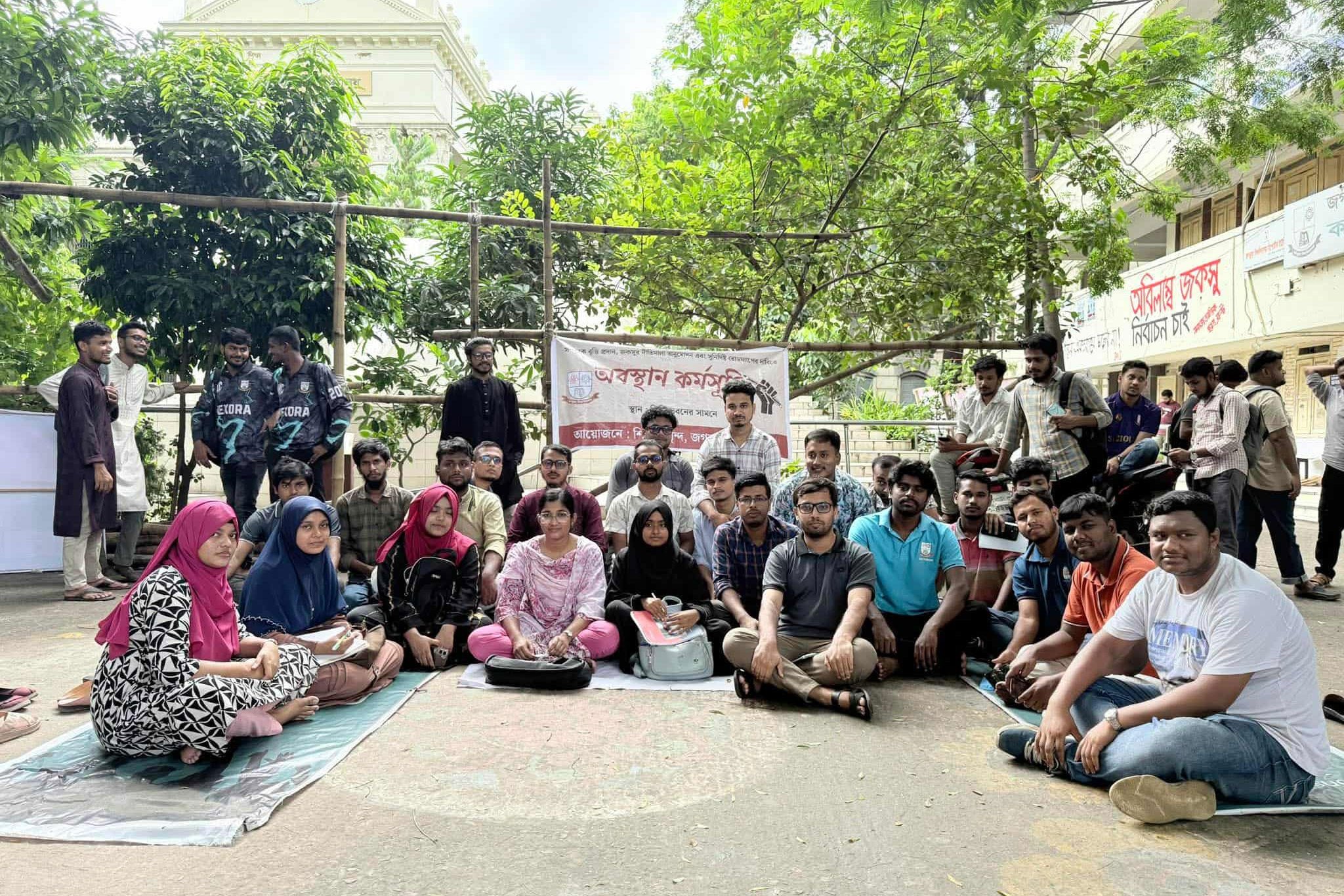 দ্বিতীয় দিনের মতো অবস্থান কর্মসূচি পালন করছেন জবি ছাত্র নেতারা