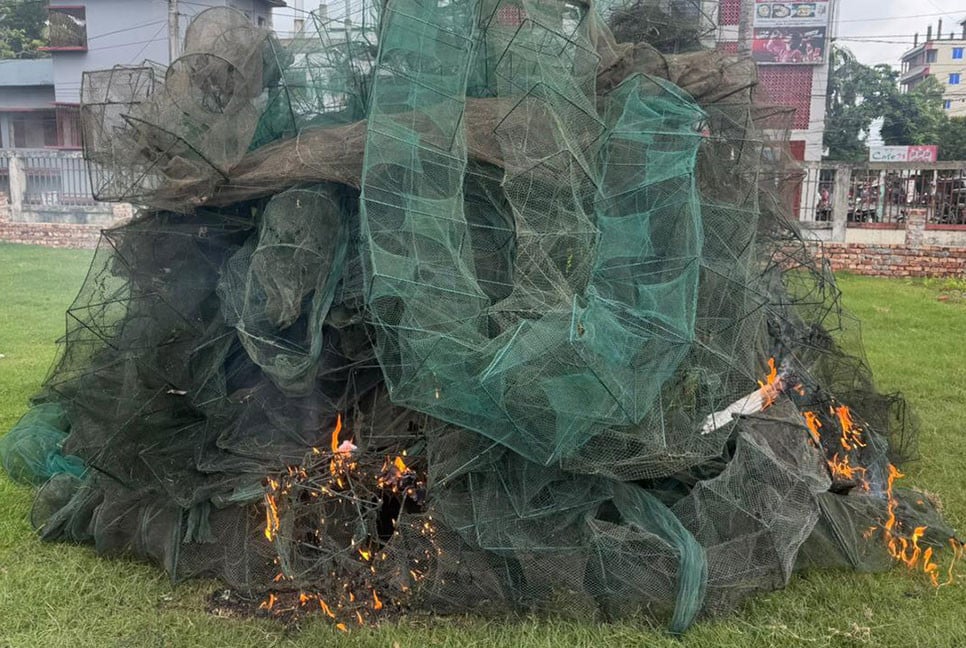 গোপালগঞ্জে অবৈধ জাল পুড়িয়ে ধ্বংস