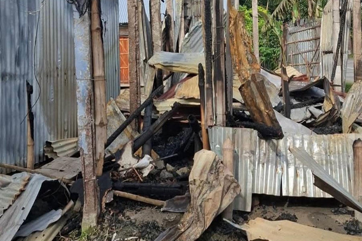 ফুলবাড়ীতে বসতবাড়ি ও দোকান আগুনে পুড়ে ছাই