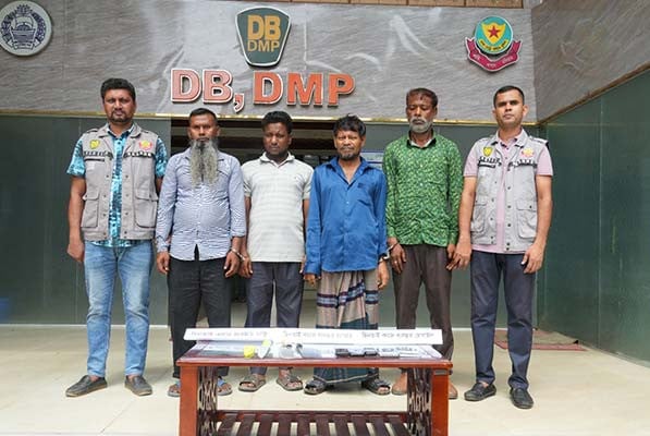 অটোরিকশা থামিয়ে ছিনতাইকারী চক্রের ৪ সদস্য গ্রেফতার