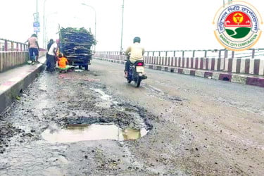 খানাখন্দে বেহাল দপদপিয়া সেতু