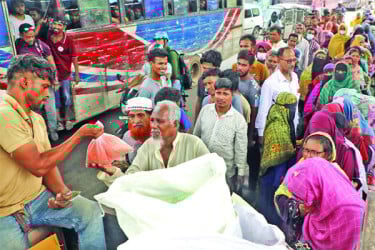 দীর্ঘ হচ্ছে টিসিবির ট্রাকে ক্রেতার লাইন