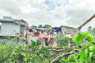 নসরুল হামিদের বাংলোবাড়ি গুঁড়িয়ে দিল প্রশাসন