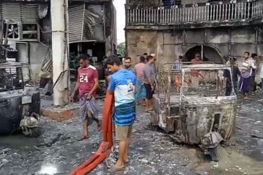 হবিগঞ্জে সিএনজি পাম্পে ভয়াবহ আগুন; ১১ গাড়ি পুড়ে ছাই