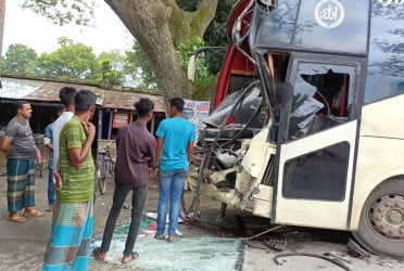 মহেশপুরে বাস ও ট্রাকের সংঘর্ষে আহত ১৫