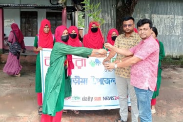 ফুলবাড়িয়াতে শিক্ষার্থীদের হাতে বনজ ও ফলদ গাছের চারা তুলে দিল বসুন্ধরা শুভসংঘ