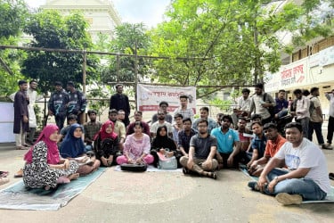দ্বিতীয় দিনের মতো অবস্থান কর্মসূচি পালন করছেন জবি ছাত্র নেতারা