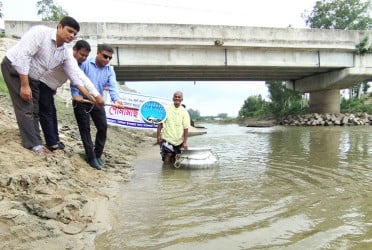 বীরগঞ্জে জলাশয়ে পোনামাছ অবমুক্ত