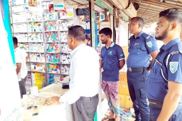 খানসামায় অনুমোদনহীন ও মেয়াদোত্তীর্ণ ওষুধ মজুত রাখায় ফার্মেসিকে জরিমানা