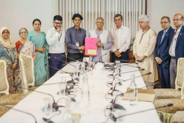 সাগর-রুনির সন্তানের হাতে প্লটের দলিল হস্তান্তর করলেন প্রধান উপদেষ্টা
