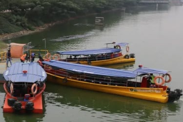 বন্ধ হাতিরঝিল ওয়াটার ট্যাক্সি, ভোগান্তিতে যাত্রীরা