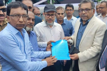 কবরস্থান রক্ষায় রেলকর্মীদের মানববন্ধন