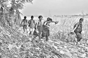 গ্রামটি যেন বিচ্ছিন্ন দ্বীপ