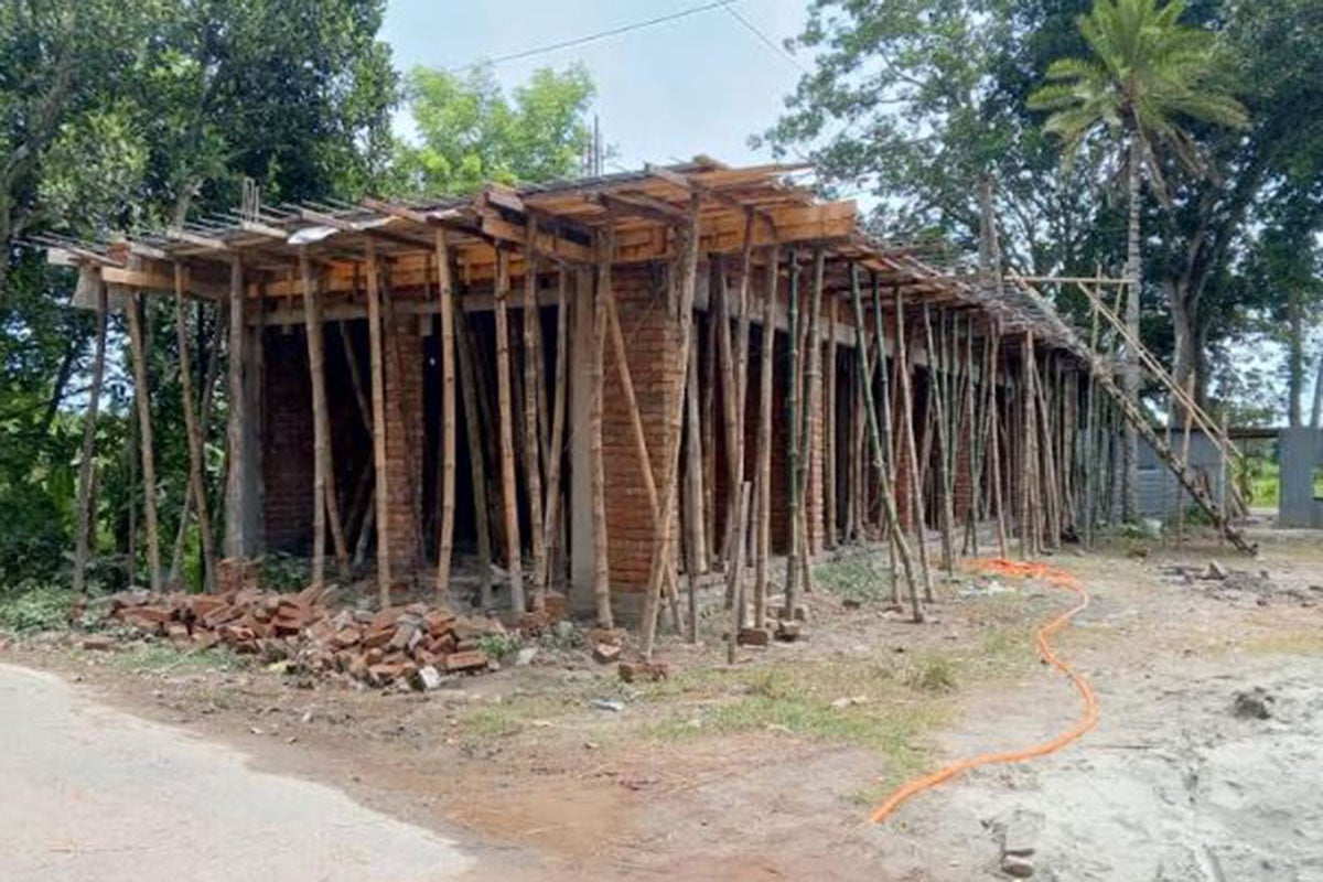 সদরপুরে আদালতের আদেশ অমান্য করে মার্কেট নির্মাণের অভিযোগ