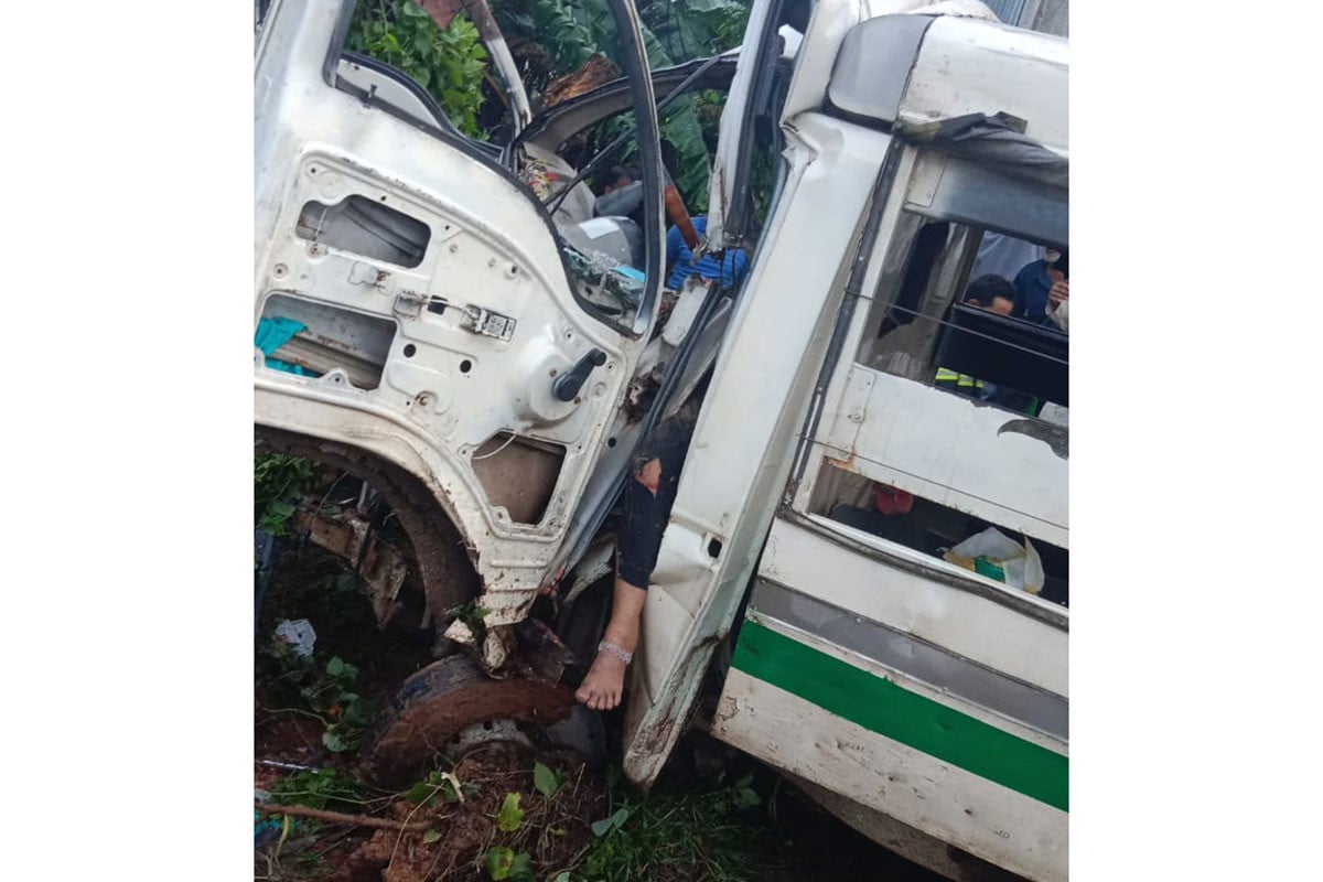 শ্রীপুরে বৈদ্যুতিক খুঁটির সঙ্গে লেগুনার ধাক্কা, নারী শ্রমিক নিহত