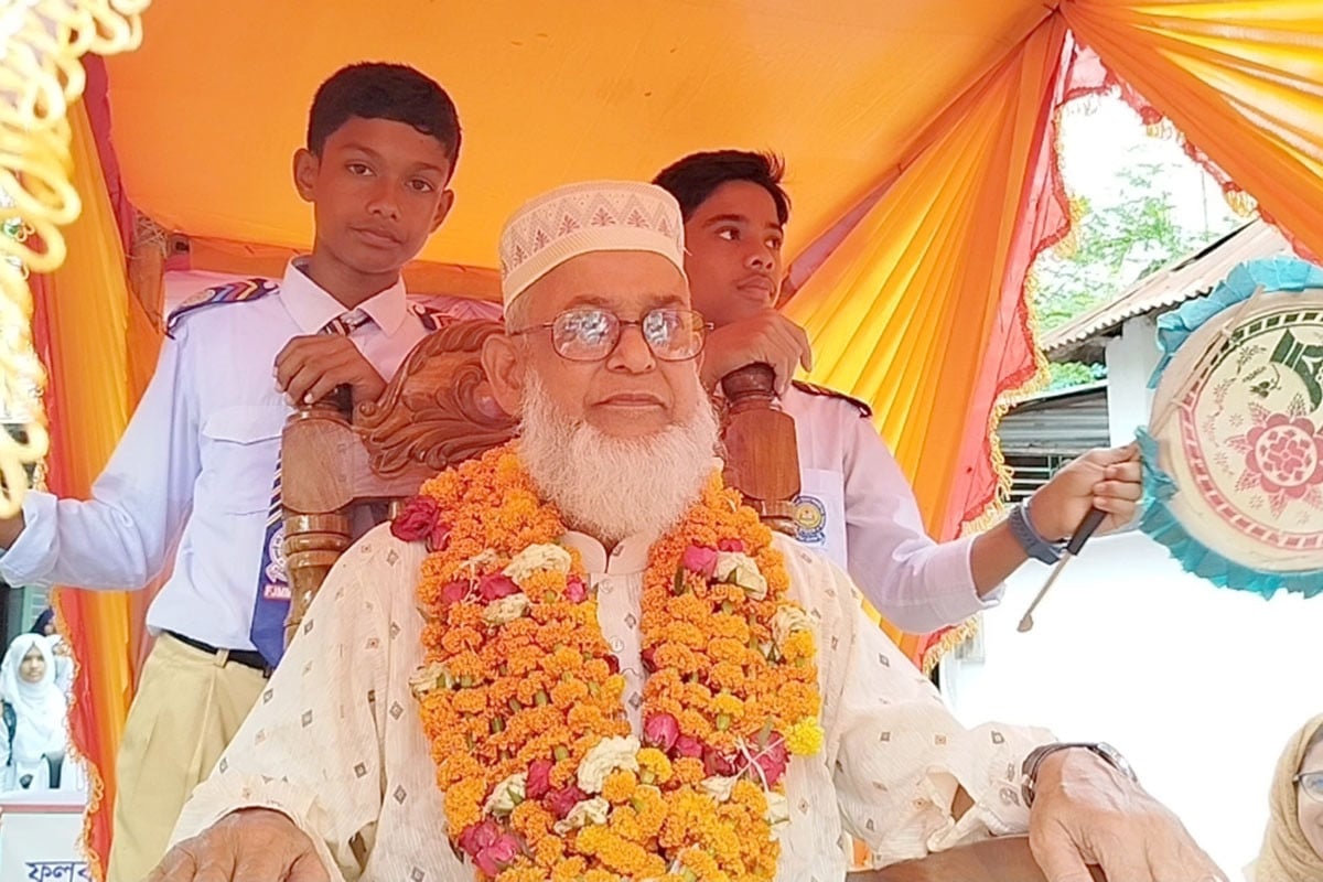 কুড়িগ্রামে ঘোড়ার গাড়িতে শিক্ষককে রাজকীয় বিদায়
