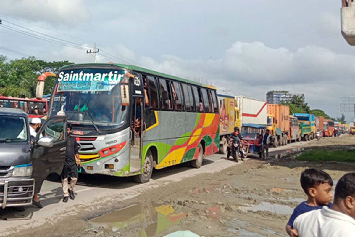 ঢাকা-চট্টগ্রাম মহাসড়কের কুমিল্লা অংশে ১৫ কিলোমিটার যানজট