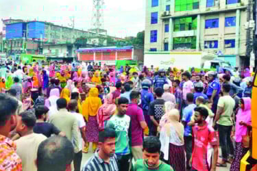 গাজীপুরে শ্রমিক বিক্ষোভ মহাসড়ক অবরোধ