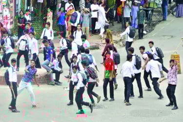 ঢাকা ও সিটি কলেজের শিক্ষার্থীরা ফের সংঘর্ষে