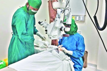 বসুন্ধরা চক্ষু হাসপাতালে বিনামূল্যে আরও ৩৪ রোগীর ছানি অপারেশন