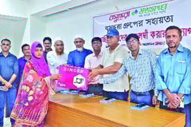 তেঁতুলিয়ায় দরিদ্র নারী শিক্ষার্থীদের সেলাই মেশিন বিতরণ