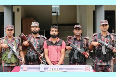ভারতে পাচারকালে ৫টি স্বর্ণের বারসহ পাচারকারী আটক