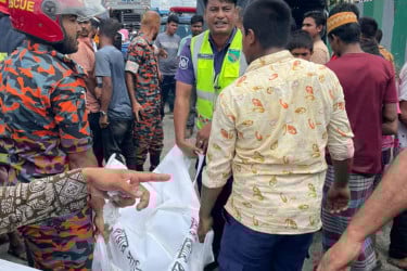 কুমিল্লায় লরি উল্টে প্রাইভেটকার-অটোরিকশার ৪ যাত্রী নিহত