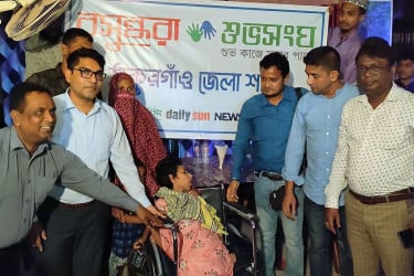 ঠাকুরগাঁওয়ে প্রতিবন্ধী শিশুকে হুইল চেয়ার দিল বসুন্ধরা শুভসংঘ