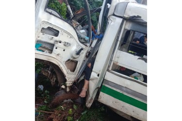 শ্রীপুরে বৈদ্যুতিক খুঁটির সঙ্গে লেগুনার ধাক্কা, নারী শ্রমিক নিহত