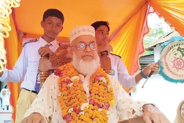 কুড়িগ্রামে ঘোড়ার গাড়িতে শিক্ষককে রাজকীয় বিদায়