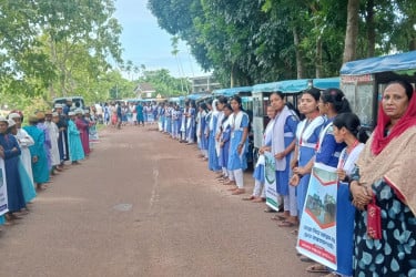 হবিগঞ্জে সড়ক সংস্কারের দাবিতে ছাত্র-জনতার মানববন্ধন