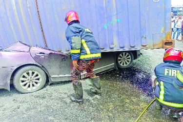 প্রাইভেট কারের ওপর উল্টে পড়ল কাভার্ড ভ্যান, নিহত ৪