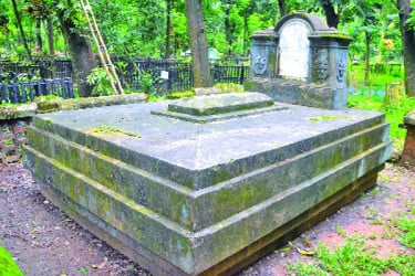 শত বছরে অক্ষত হীরা জহরতে ভরা রূপজান বিবির কবর