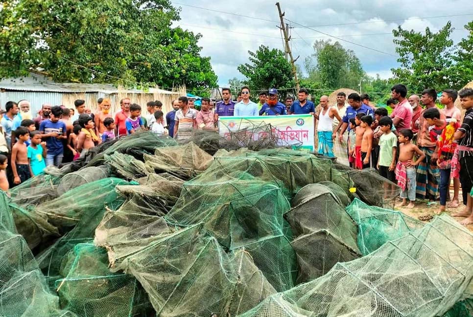 বগুড়ায় ৩২ নিষিদ্ধ চায়না দুয়ারি জাল ধ্বংস
