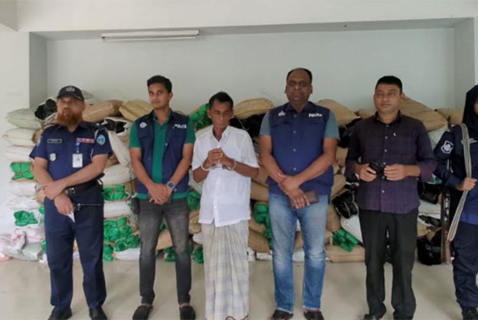 কসবায় নিষিদ্ধ পলিথিনসহ গ্রেফতার ১